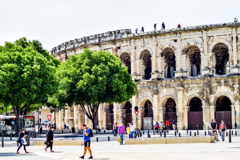 Visiter Nimes hebergement insolite incontournables
