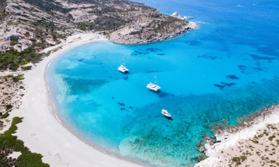 plage bateau visiter milos