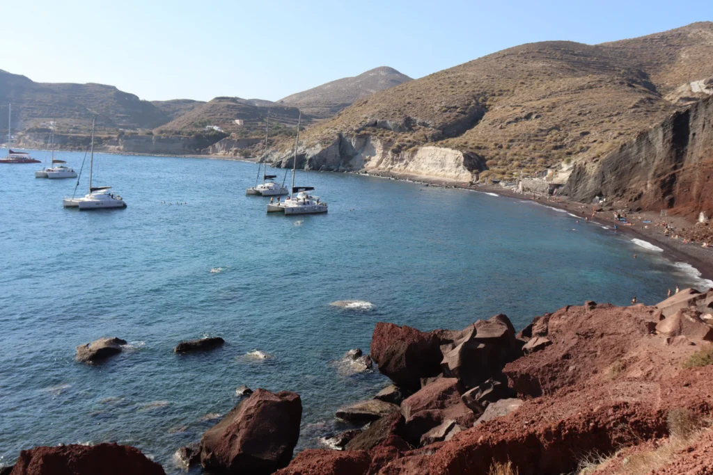 plage rouge santorin cyclades