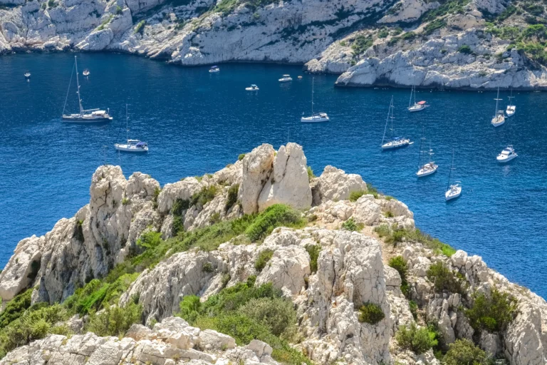 ou dormir dans les calanques de marseille