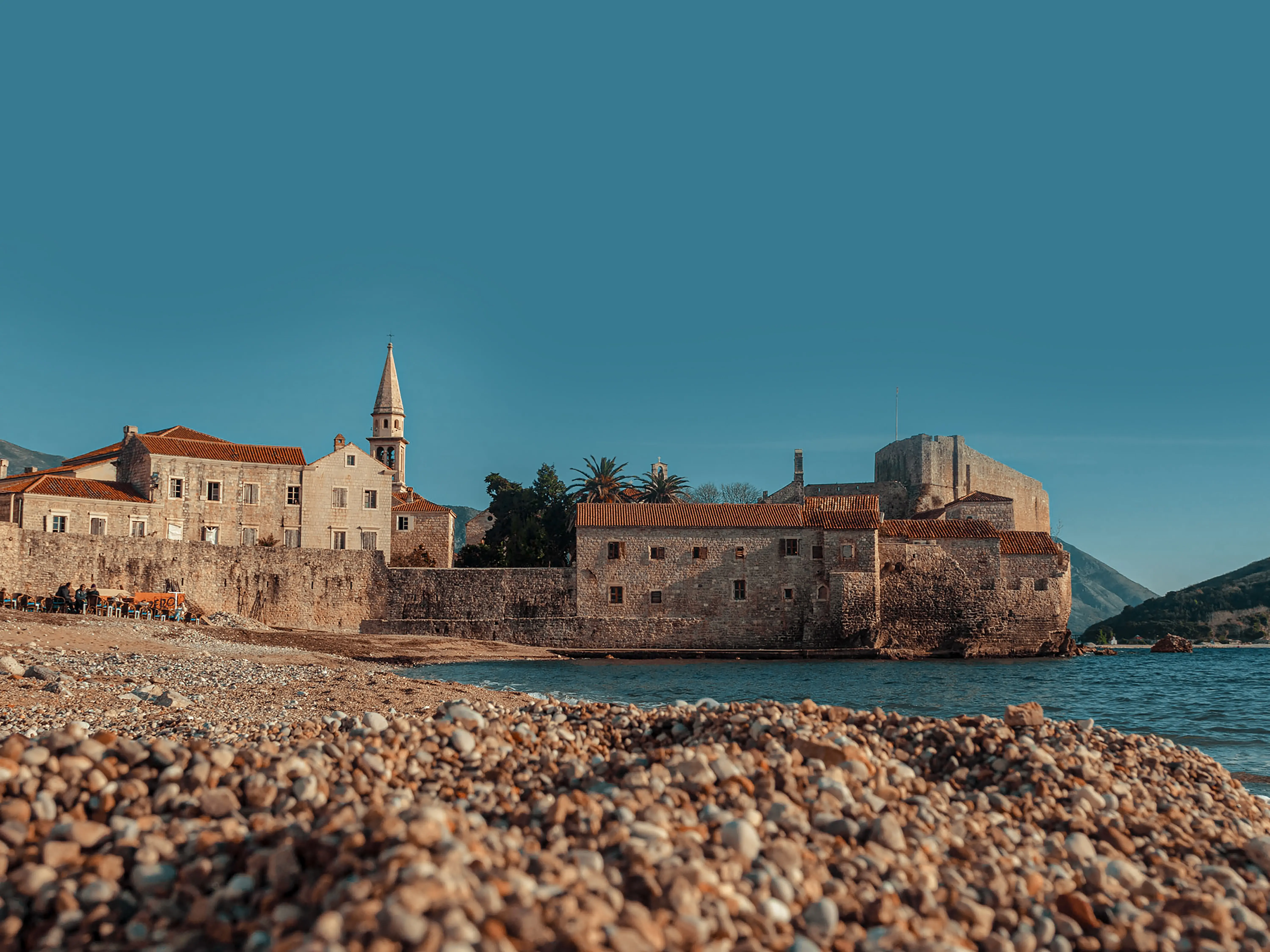 La plage de Budva, autour de Dubrovnik
