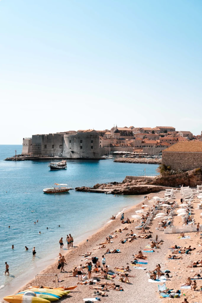La plage banje et au fond la vielle ville de Dubrovnik