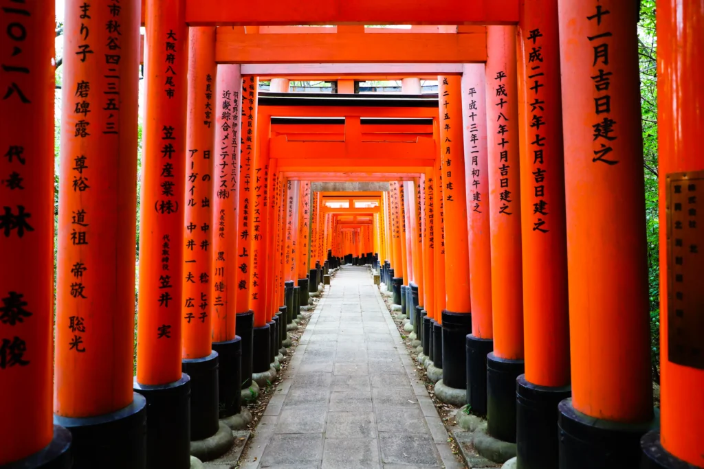 Trouver les transports pour Fushimi Inari à Kyoto au Japon est plus facile avec une connexion Internet à l'étranger