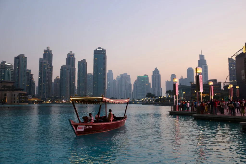 Bateau sur le lac de Downtown Dubai