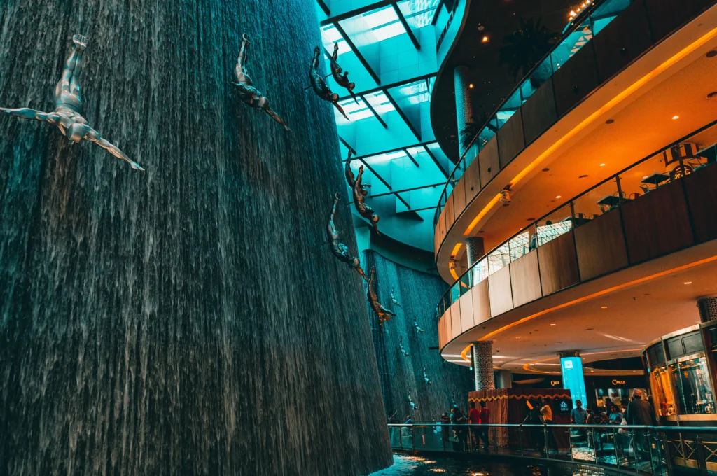 La cascade dans le Dubai Mall dans le quartier Downtown