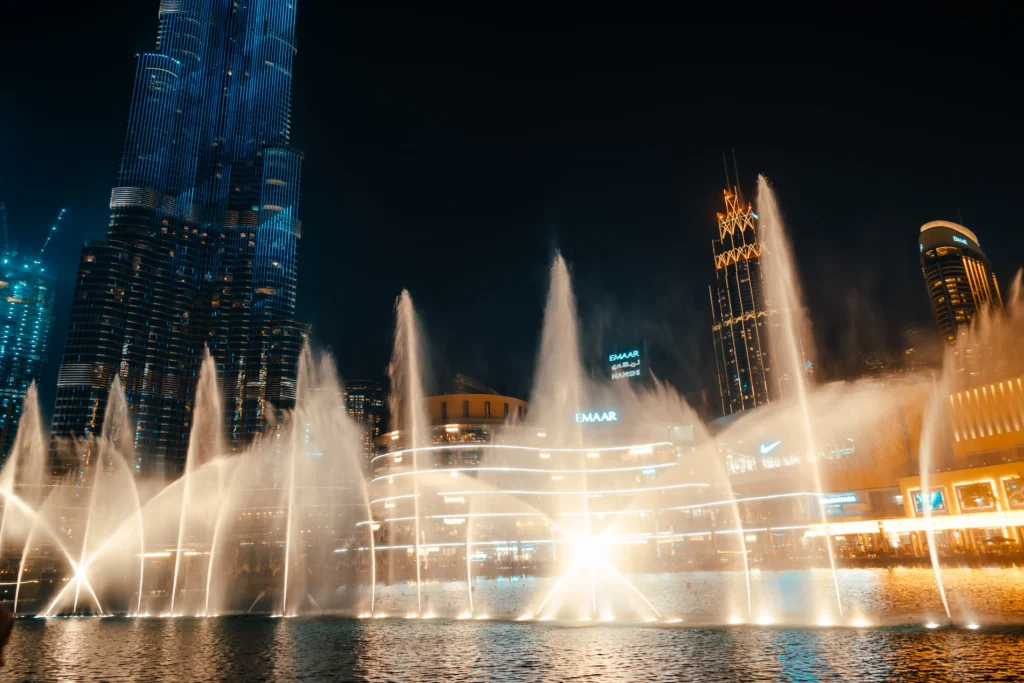 Spectacle de fontaines devant le Burj Khalifa à Downtown Dubai