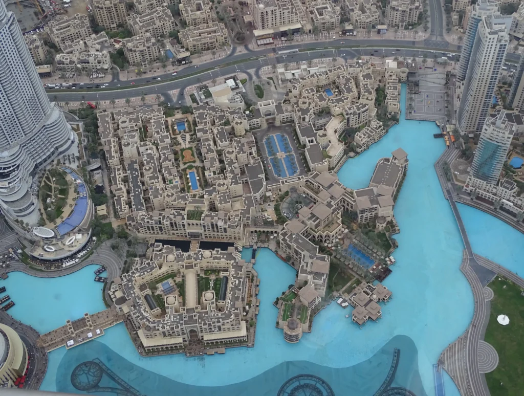 Vue depuis le Burj Khalifa sur le quartier Downtown Dubai