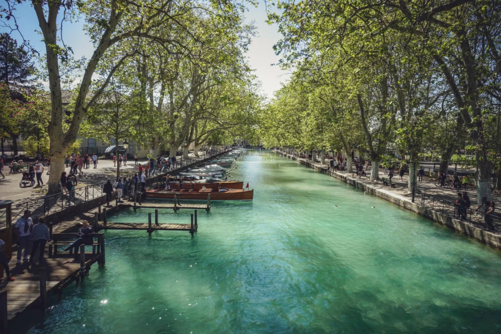 visiter annecy a pied canal bateau
